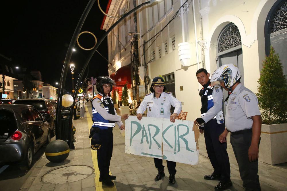 Dishub tindak parkir liar di Kota Lama Surabaya. (Dok. Diskominfo Kota Surabaya)