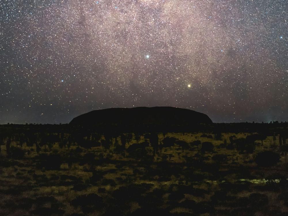 ilustrasi langit malam (unsplash.com/@stevenwei)