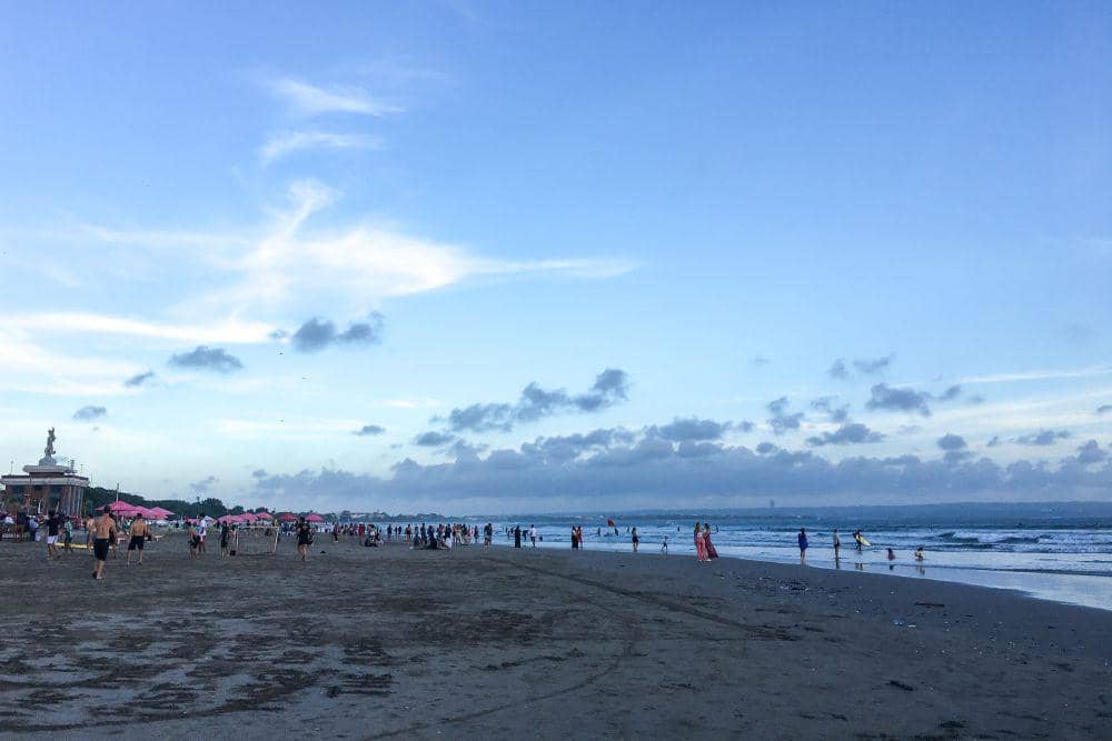 Suasana pantai Double Six saat sore hari (dok.pribadi/Natalia Indah)
