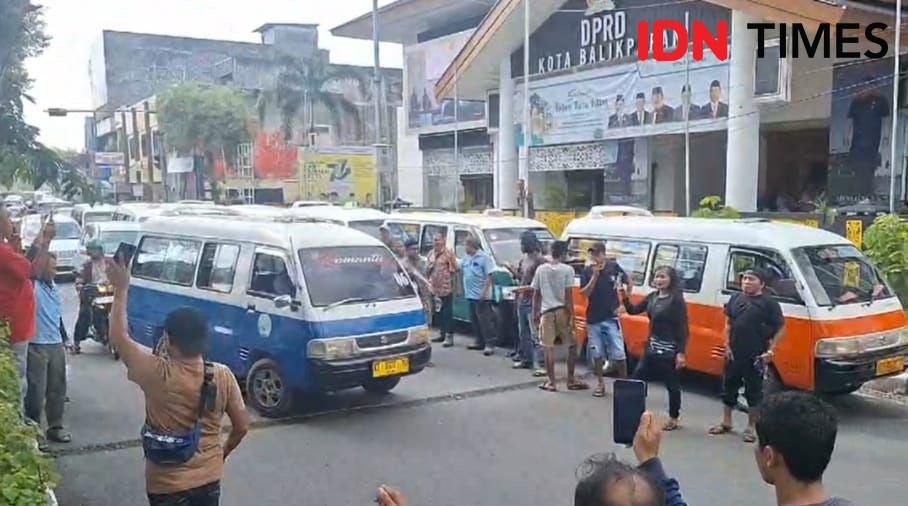 Ratusan sopir Angkutan Kota (Angkot) di Balikpapan Kalimantan Timur (Kaltim) menggelar aksi unjuk rasa penolakan pengoperasian Bus Bacitra, Rabu (17/7/2024). (IDN Times/Hilmansyah)