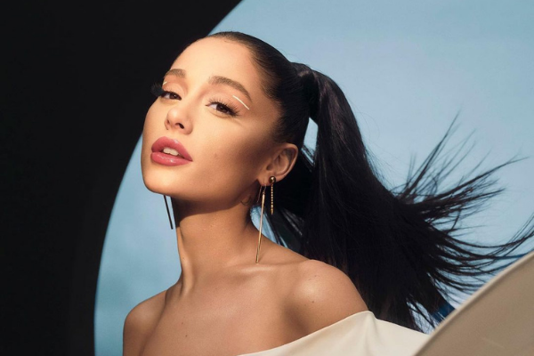 5 Rekomendasi Lagu Jatuh Cinta dari Ariana Grande, Bucin Banget!