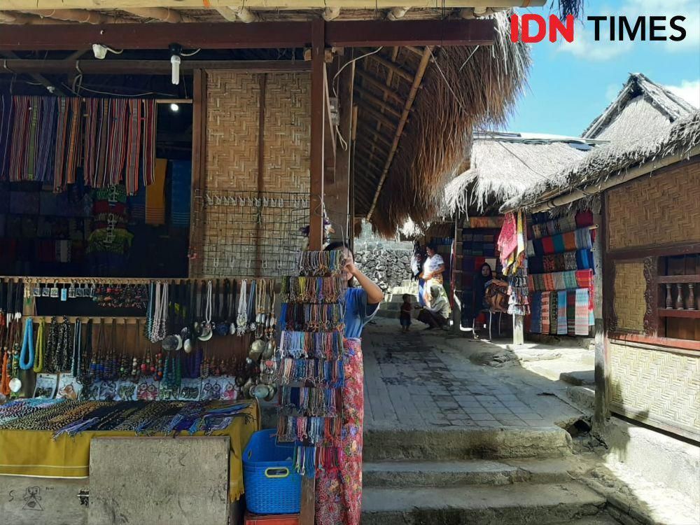 Warga Desa Sade yang ada di Lombok. (IDN Times/Sunariyah)