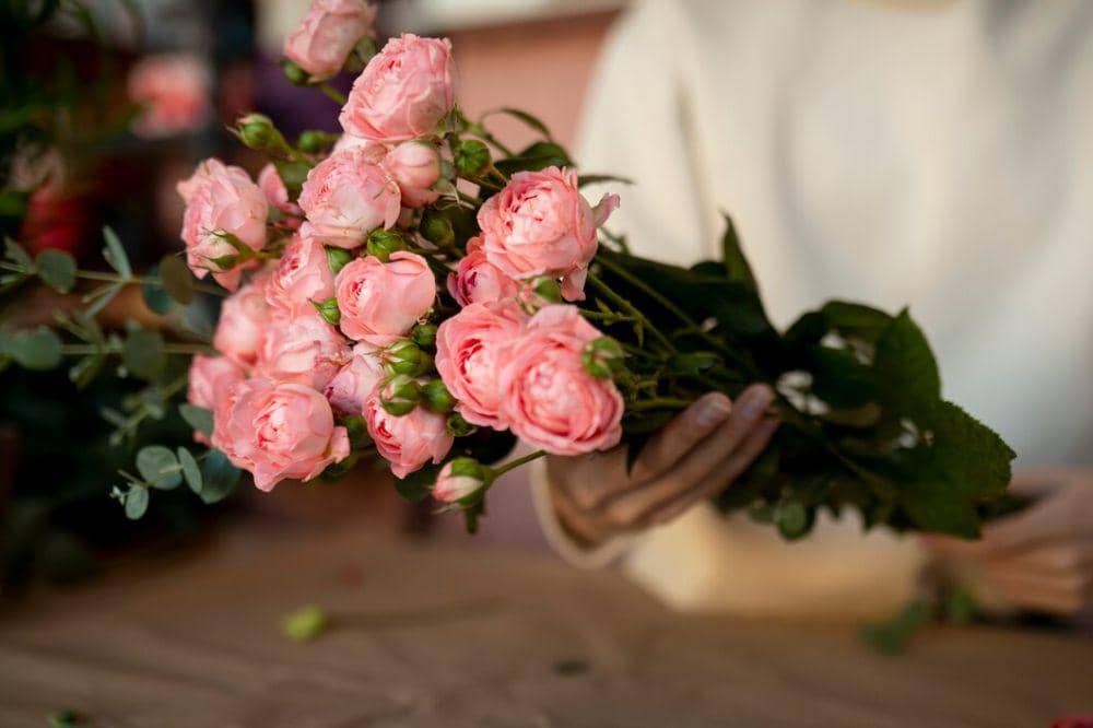 ilustrasi perempuan memegang bunga (freepik.com/freepik)