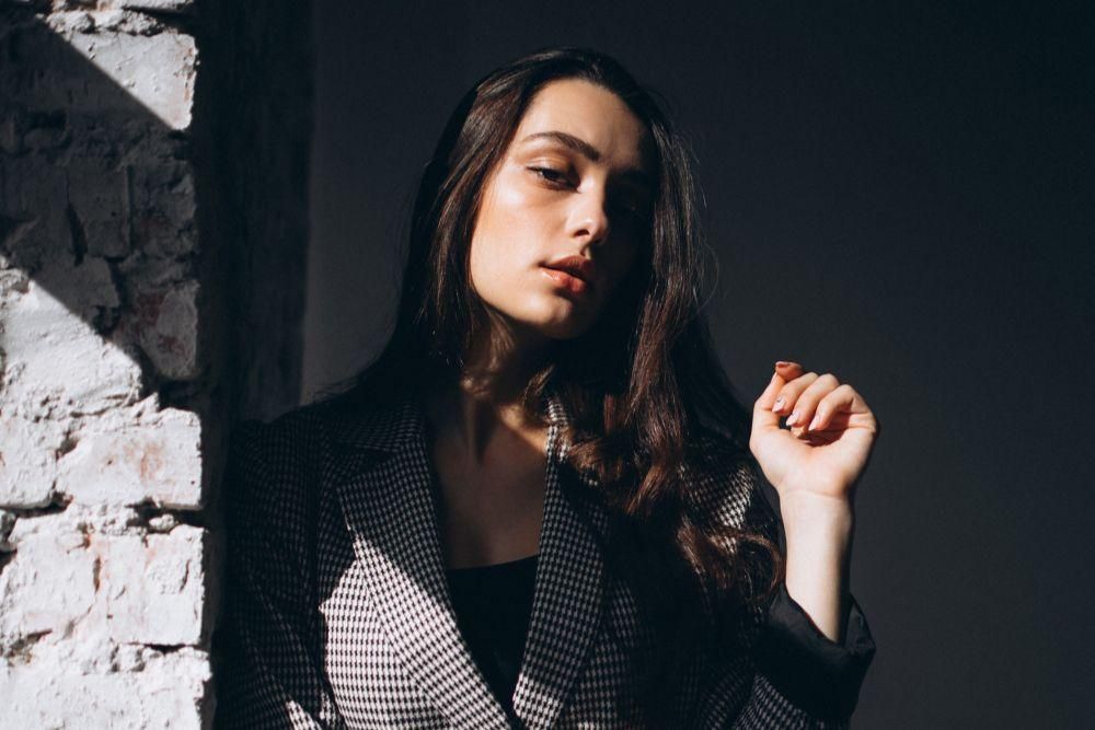 Femme Fatale Adalah Perempuan dengan Pesona Kuat, Ini 8 Cirinya