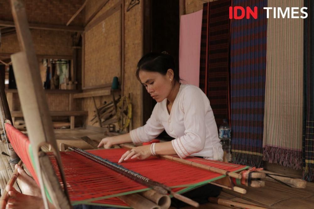 Suku Baduy beraktivitas di halaman rumahnya (IDN Times/Muhammad Iqbal)