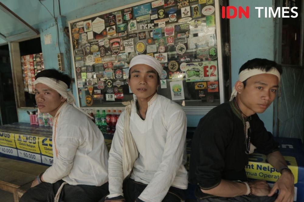 Suku Baduy beraktivitas di halaman rumahnya (IDN Times/Muhammad Iqbal)