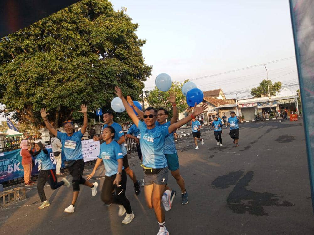 Ilustrasi. Peserta Bantul Fun Run 2024 memasuki garis finish di Lapangan Paseban. (IDN Times/Daruwaskita)