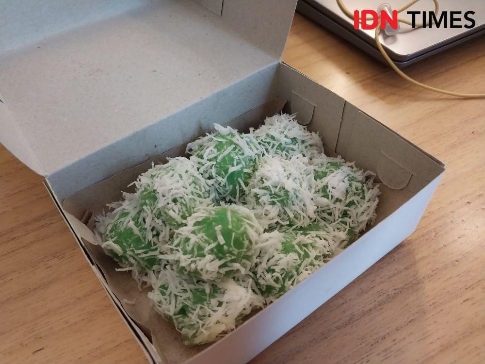 Potret klepon berbalut parutan kelapa segar (IDN Times/Fasrinisyah Suryaningtyas)