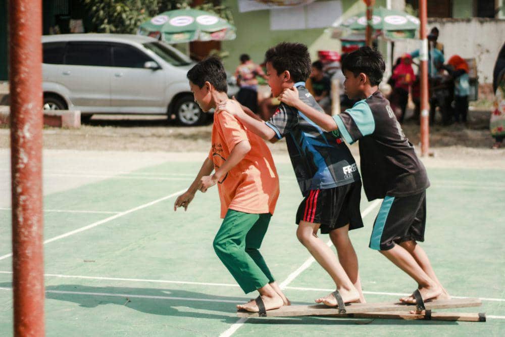 ilustrasi lomba bakiak (unsplash.com/Alfian Dimas)
