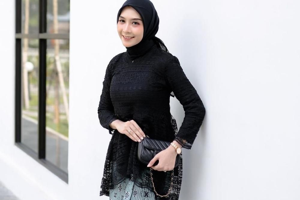 10 Ide Atasan Rok Plisket untuk Kondangan, Anggun dan Elegan