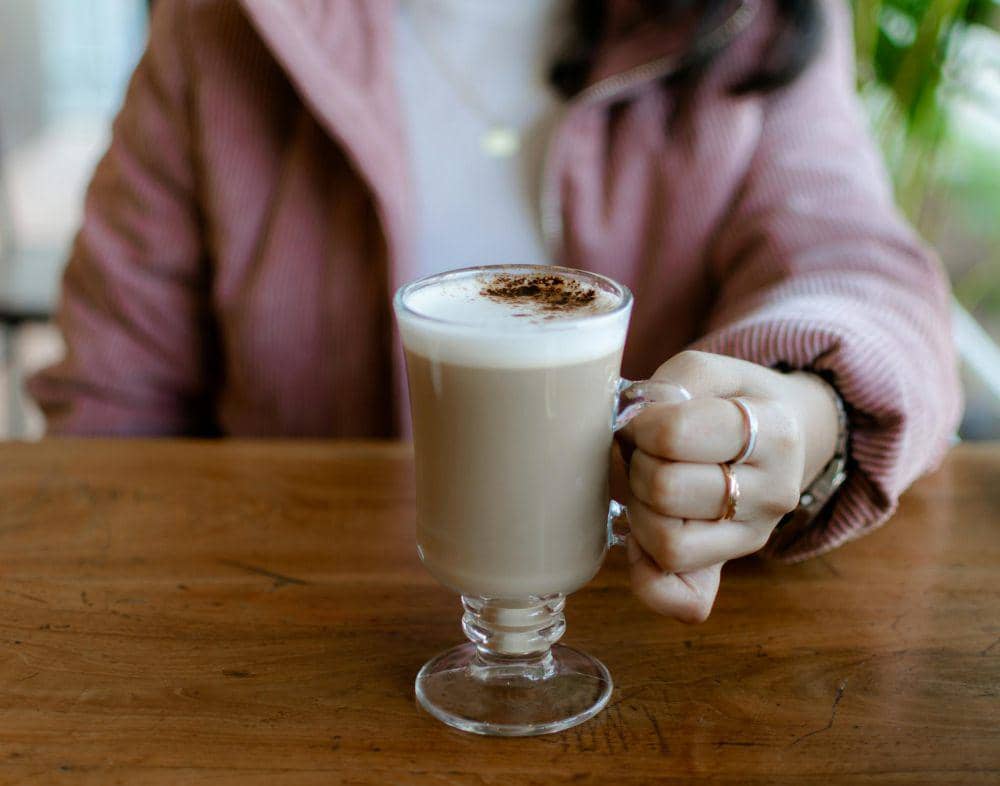 ilustrasi caramel macchiato (pexels.com/Pramod Tiwari)