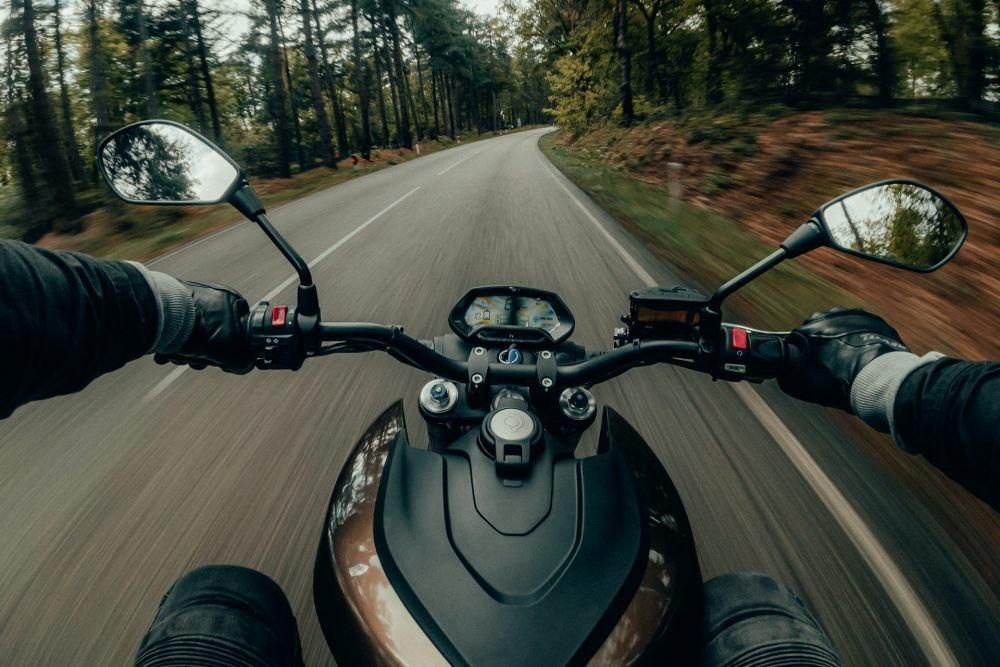 ilustrasi mengendarai motor kopling (unsplash.com/Gijs Coolen)