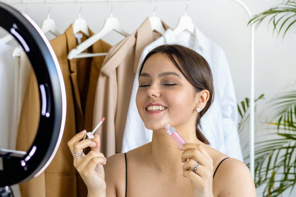 7 Rekomendasi Lip Serum yang Mengandung Vitamin C