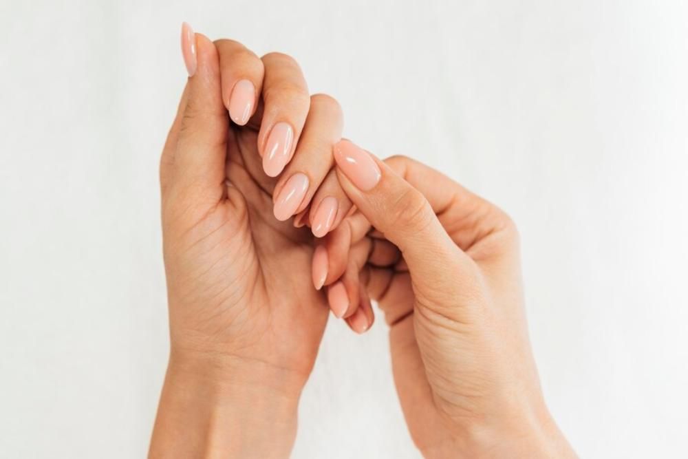 10 Warna Nail Art yang Bagus dan Bikin Kulit Cerah 