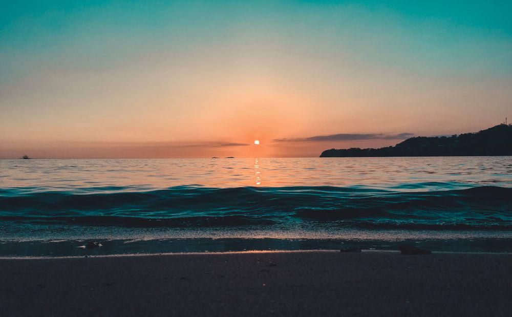 15 Lagu untuk Sunset di Pantai yang Asyik, Bikin Happy!