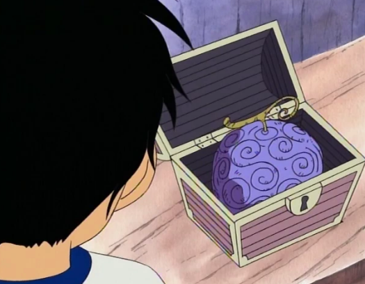Buah Gomu Gomu no Mi di dalam peti milik Shanks. (onepiece.fandom.com)