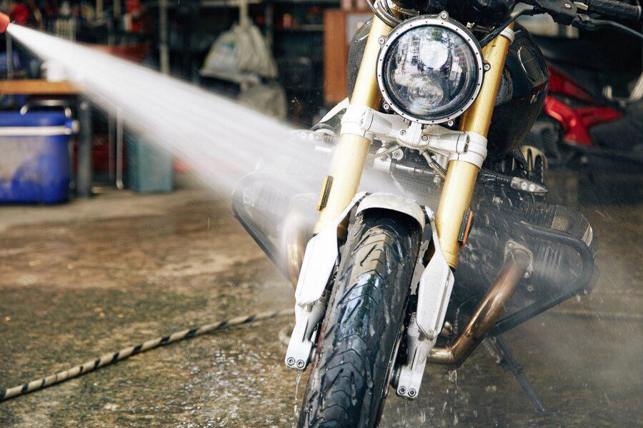 Mencuci Motor Pakai Air Genangan Banjir, Ini Dampak Buruknya 