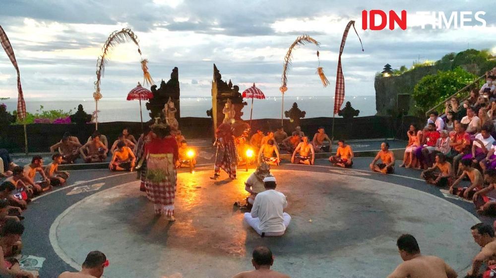 Potret Tari Kecak di Pura Luhur Uluwatu Bali (IDN Times/Dewi Suci)