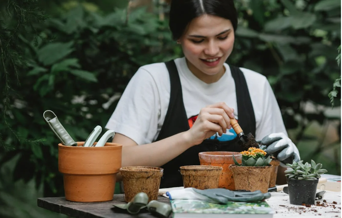 5 Zodiak yang Punya Bakat Alam Menanam, Cocok Jadi Plant Parent Sejati