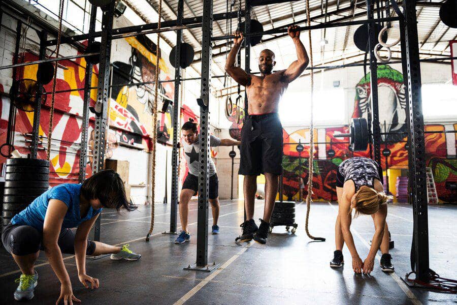Ilustrasi crossfit group di gym. (freepik.com/rawpixel.com)