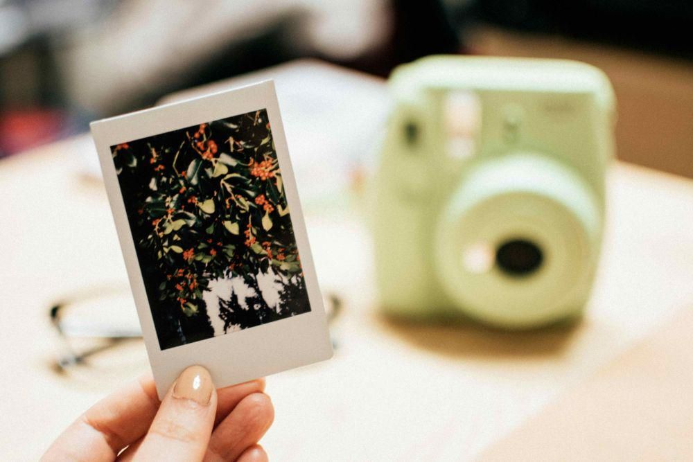 ilustrasi penggunaan kamera polaroid (pexels.com/Lisa Fotios)