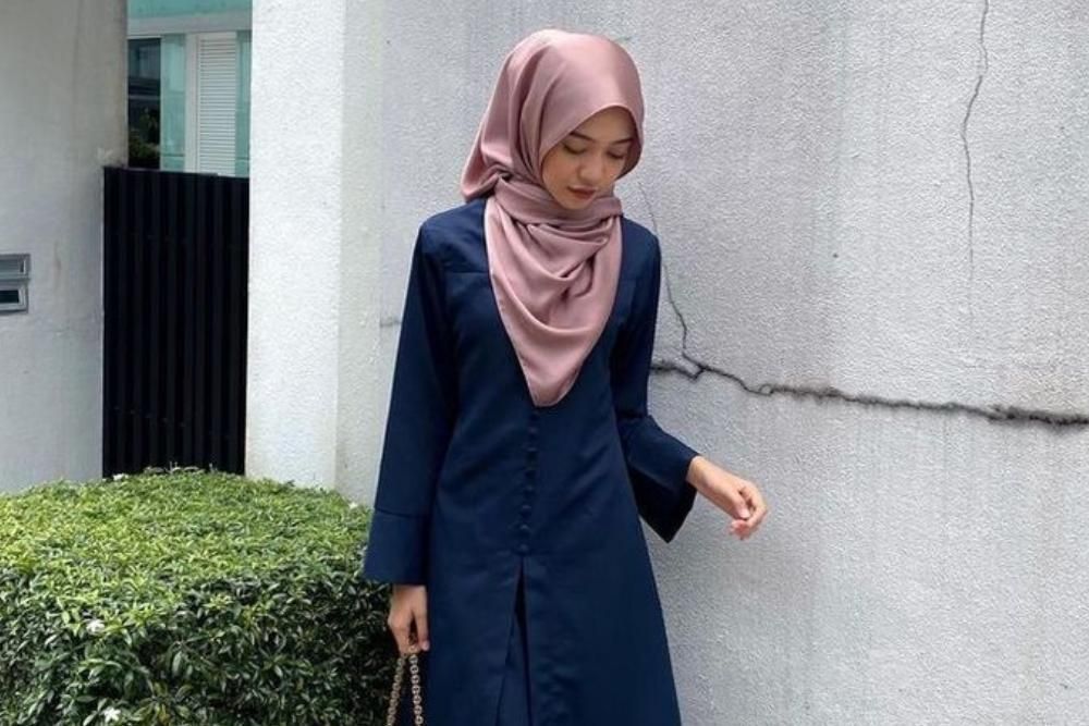 Baju Navy Cocok dengan Jilbab Warna Apa? Ini 10 Pilihannya