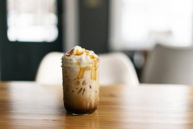 ilustrasi caramel macchiato (unsplash.com/Kari Shea)
