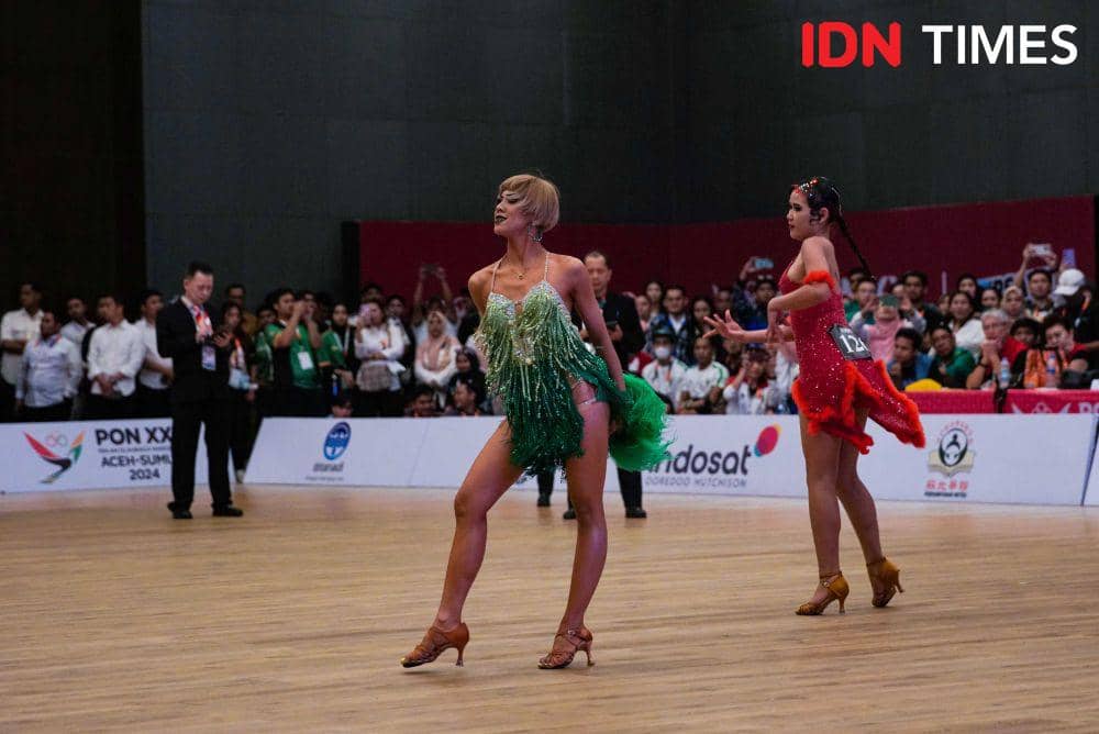 Dancer asal Sumut, Stevany memukau penonton pada pertandingan cabor Line Dance Sport Samba Rumba PON XXI, yang berlangsung di Santika Dyandra Hotel, Medan, Sumatera Utara, Rabu (11/9/2024). (IDN Times/Prayugo Utomo)