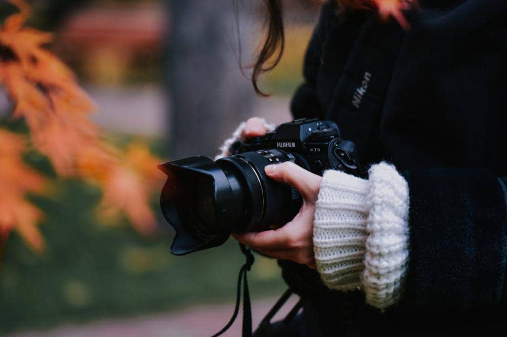 ilustrasi mengambil foto saat liburan musim gugur (pexels.com/https://www.pexels.com/Diana)