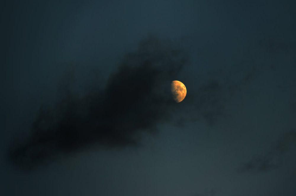 ilustrasi gerhana bulan sebagian (pexels.com/Alexandra Georgieva)
