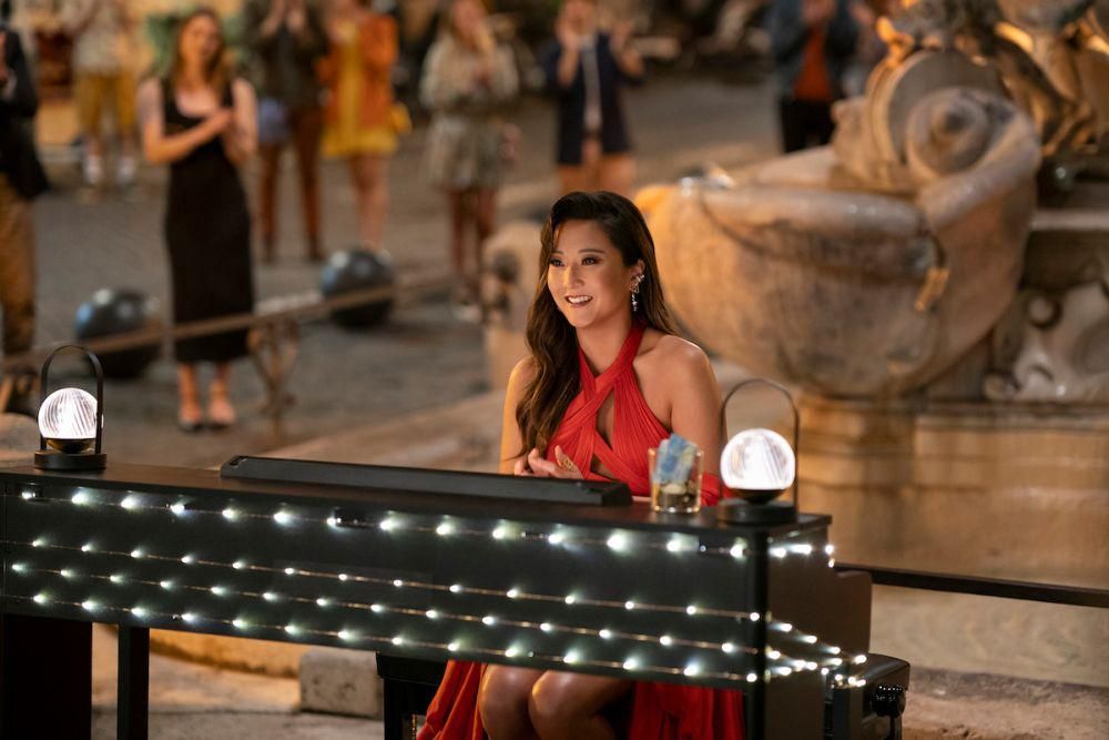 Potret Ashley Park di Piazza Mattei dalam serial Emily in Paris Season 4 (dok. Netflix/Emily in Paris)