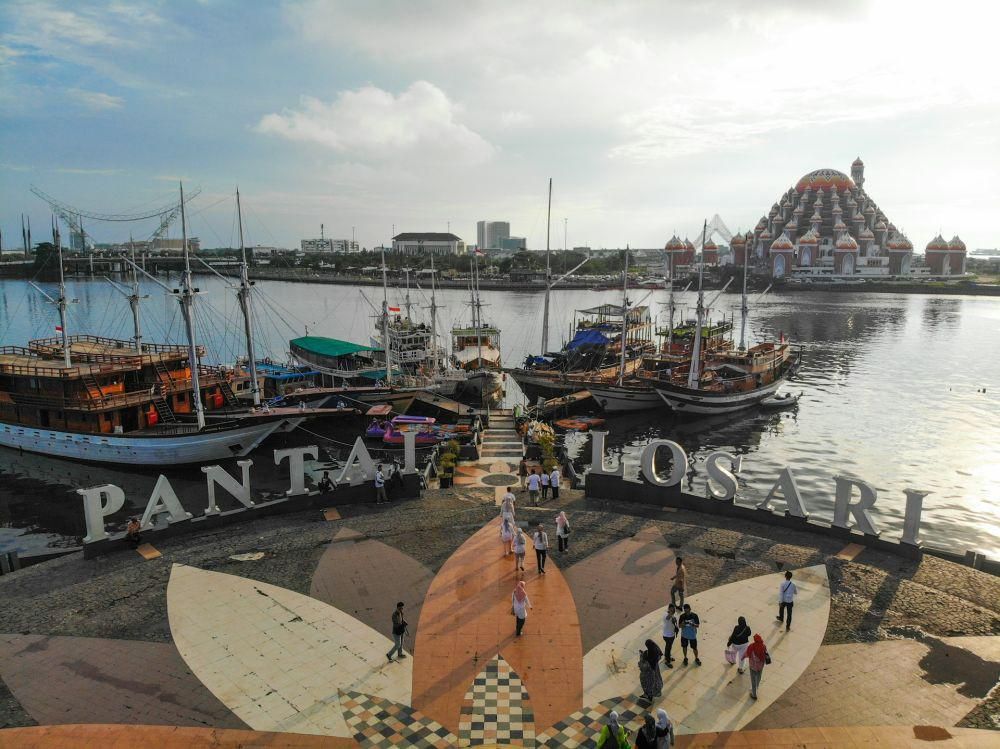 Ilustrasi suasana Pantai Losari di Kota Makassar. (Unsplash.com/Khairul Akbar)