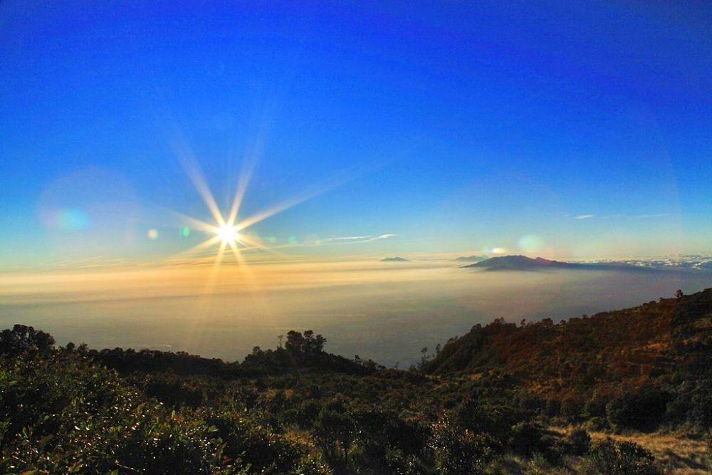 ilustrasi sunrise Gunung Lawu (commons.wikimedia.org)