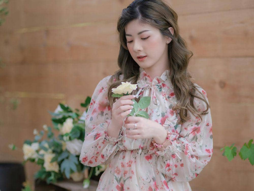 ilustrasi wanita dengan floral dress (pexels.com/Tuấn Kiệt Jr.)