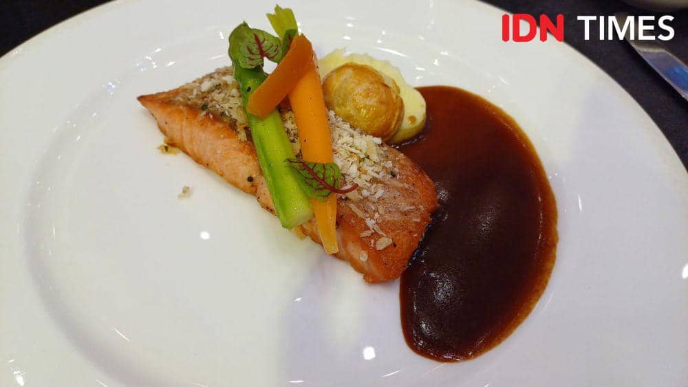 Potre salmon panggang saus bbq ala hotel (IDN Times/Dhiya Awlia Azzahra)