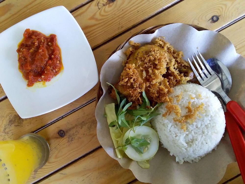ilustrasi nasi lalap dan ayam goreng (pixabay.com/Dian A. Yudianto)