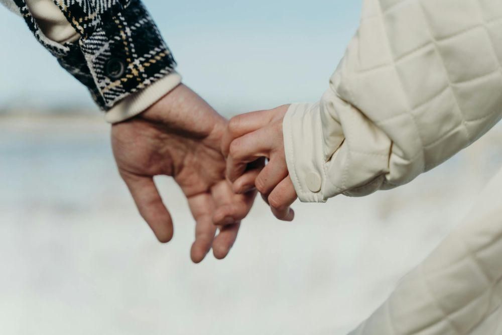 ilustrasi bergandengan tangan (pexels.com/cottonbro studio)
