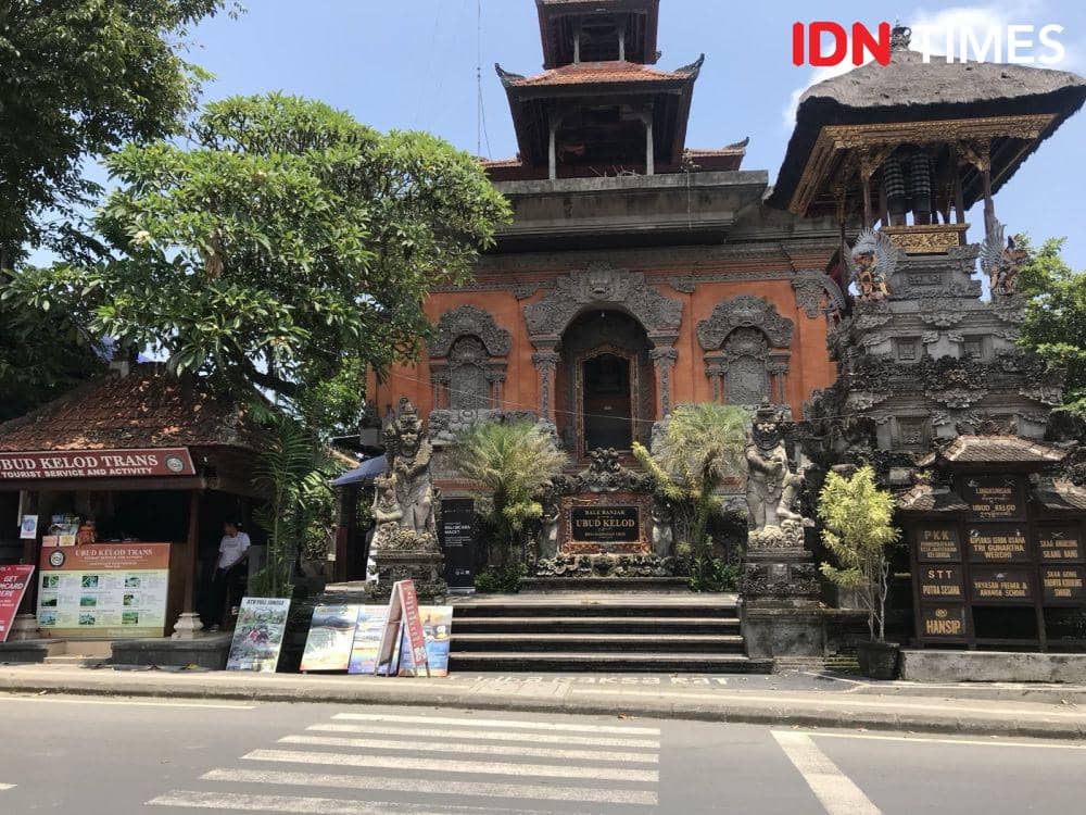 Jalanan di Ubud dan bale banjar Ubud Kelod. (IDN Times/Yuko Utami)