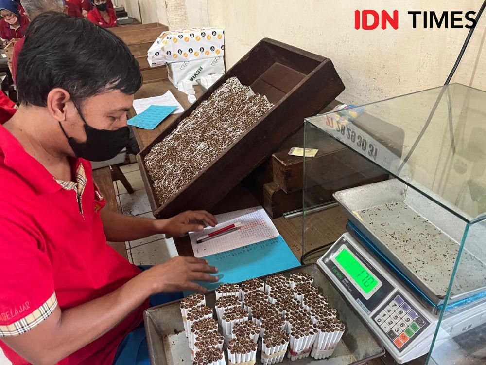 Regulasi dan Tekanan Pihak Asing Ancam Industri Kretek Nasional