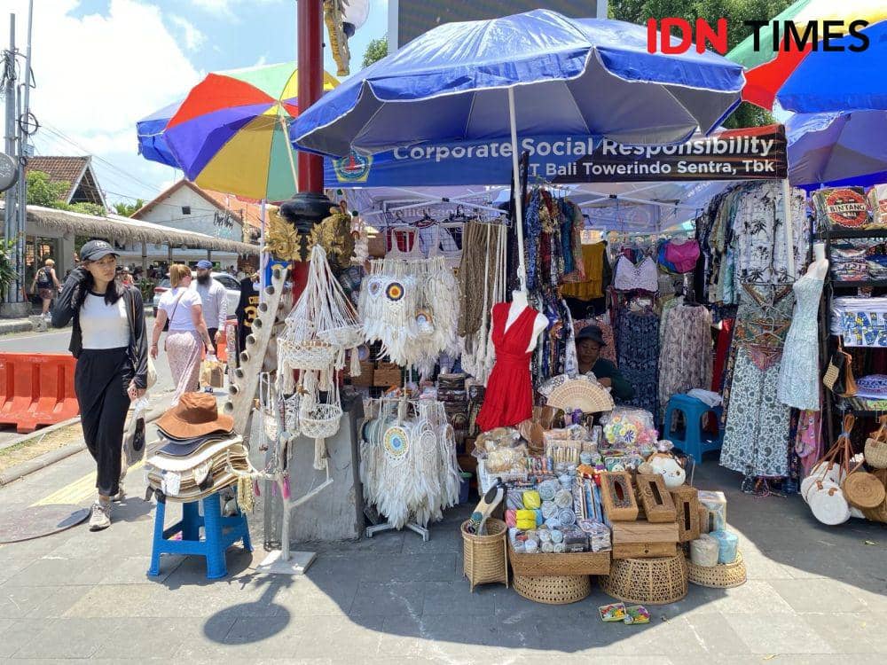 Pedagang berjualan di pelataran Pasar Ubud. (IDN Times/Yuko Utami)