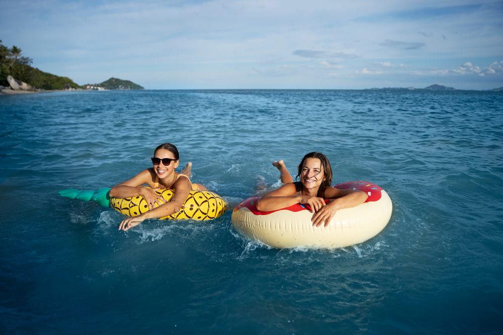 ilustrasi berenang di pantai (freepik.com/freepik)