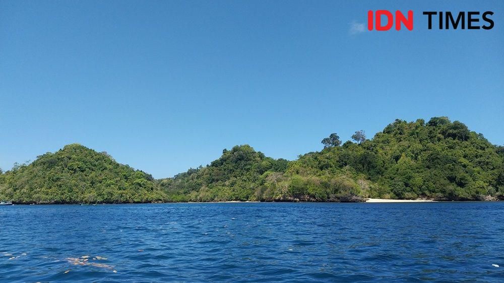 Potret Pantai Tiga Warna Malang (IDN Times/Fasrinisyah Suryaningtyas)