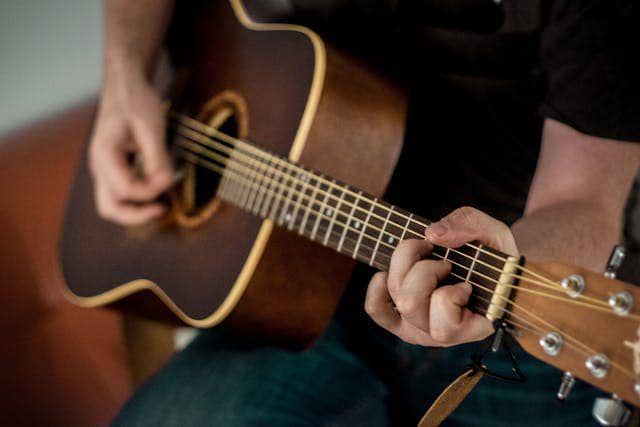 ilustrasi gitar akustik (pexels.com/42 North)