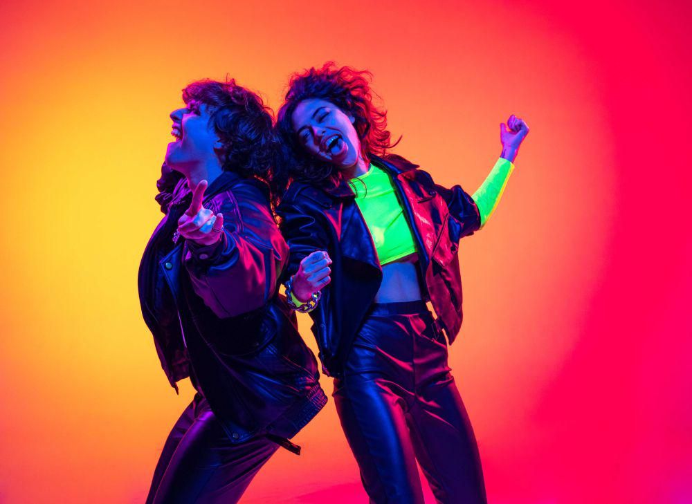 Ilustrasi orang mendengarkan musik populer. (Dok. Freepik/master1305)