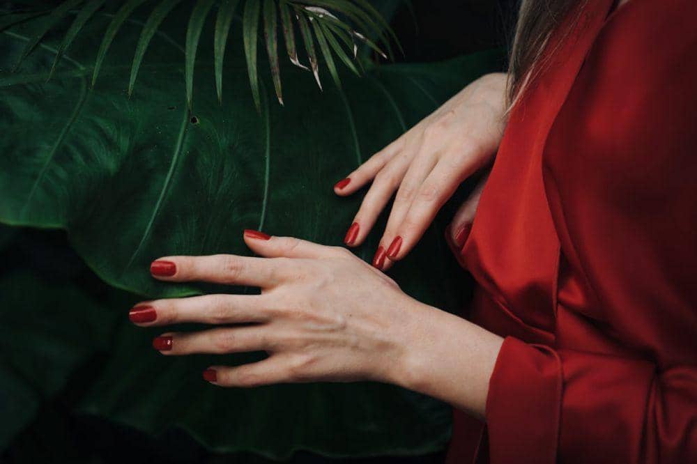 ilustrasi kuku merah (pexels.com/Mikhail Nilov)