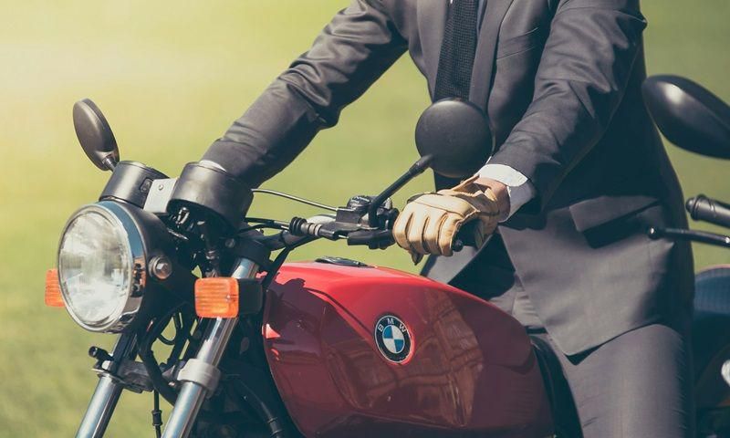 ilustrasi mengendarai motor kopling (unsplash.com/Baptiste DAVID)