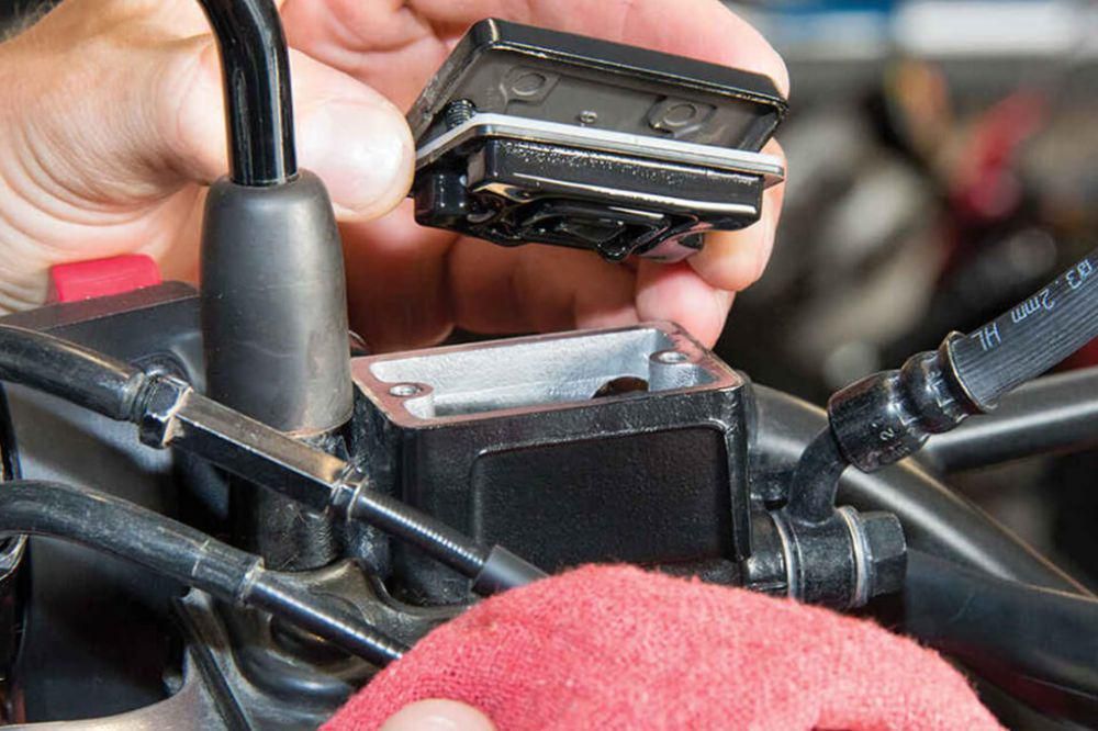 Alasan Penting Kenapa Minyak Rem Motor Harus Dikuras secara Berkala