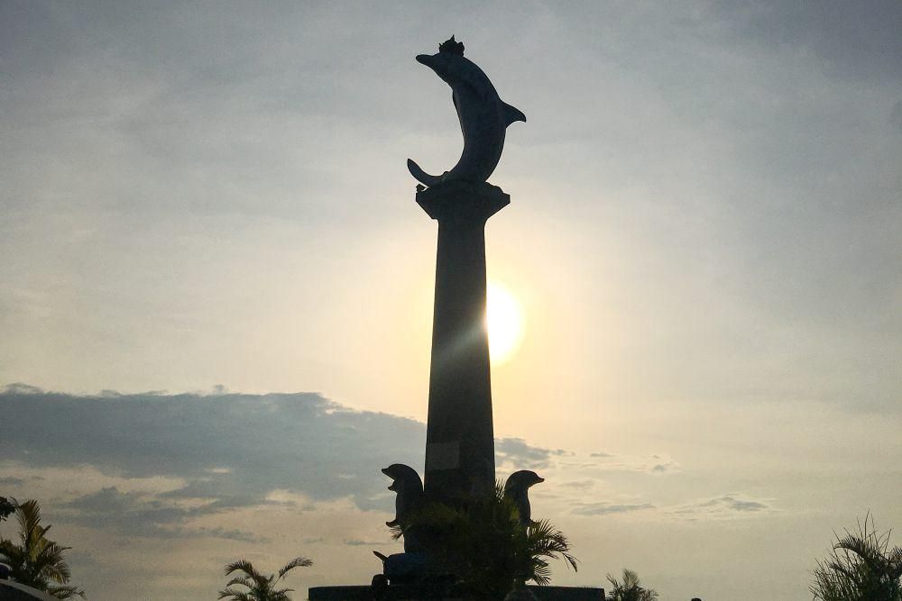 Tugu lumba-lumba sebagai tanda Pantai Lovina (dok.pribadi/Natalia Indah)