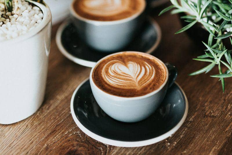 ilustrasi secangkir cappuccino (unsplash.com/Nathan Dumalo)
