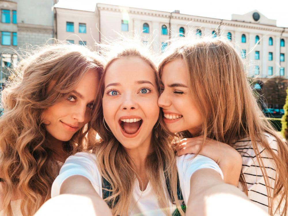 Ilustrasi wanita berfoto bersama sahabat (freepik.com/freepik)